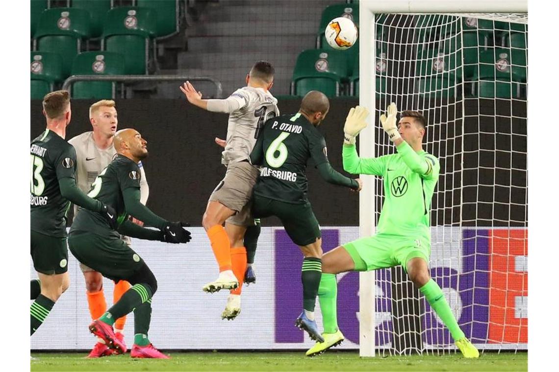 Júnior Moraes (M) brachte Schachtjor in Wolfsburg in Führung. Foto: Darius Simka/VfL Wolfsburg/dpa