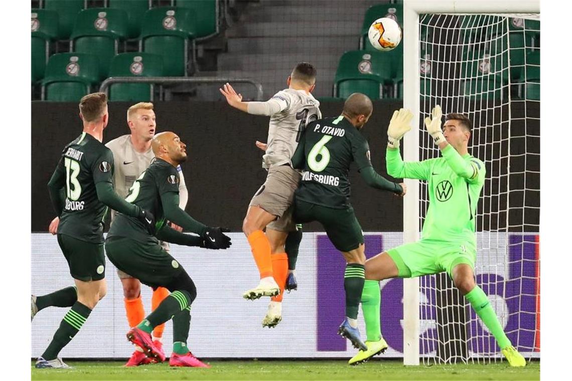 Wolfsburg hofft noch auf Rückspiel-Chance Júnior Moraes von Schachtjor Donezk erzielt per Kopf das Tor zum 0:1 für die Gäste. Torwart Koen Casteels vom VfL Wolfsburg und sein Teamkollege Paulo Otavio können den Treffer nicht verhindern. Foto: Darius Simka/VfL Wolfsburg/dpa