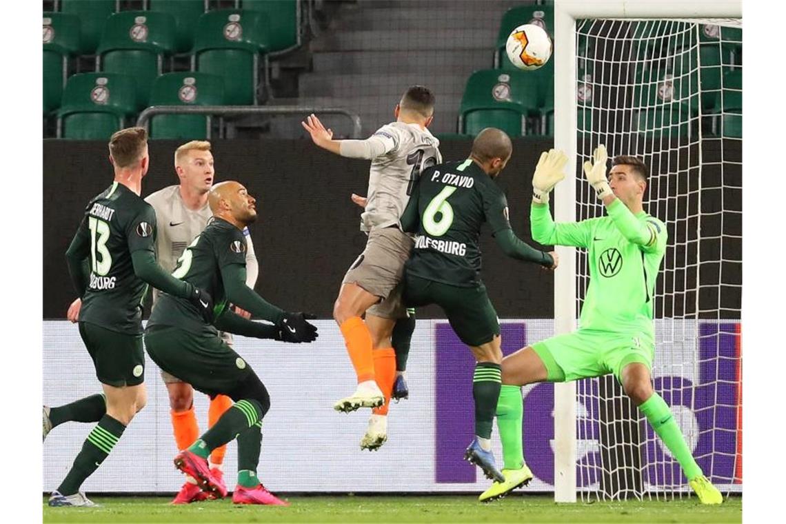 Júnior Moraes von Schachtjor Donezk erzielt per Kopf das Tor zum 0:1 für die Gäste. Torwart Koen Casteels vom VfL Wolfsburg und sein Teamkollege Paulo Otavio können den Treffer nicht verhindern. Foto: Darius Simka/VfL Wolfsburg/dpa