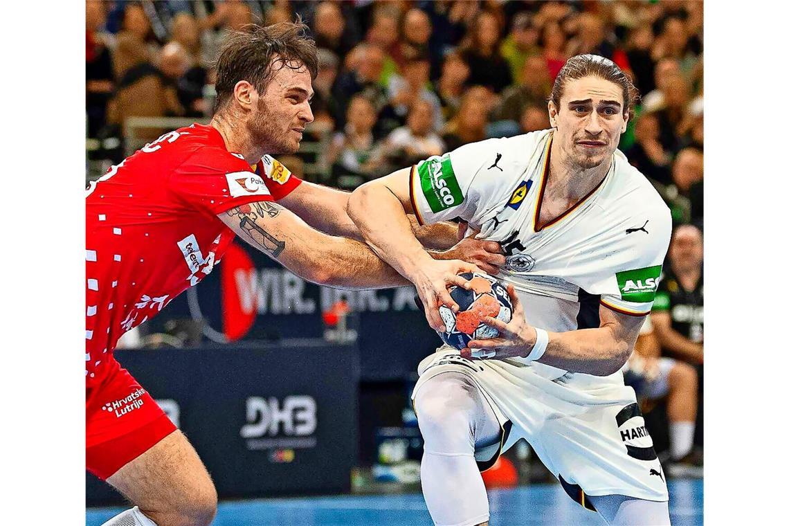 Juri Knorr (re.) gibt für die Handball-EM in Dänemark das Halbfinale als Minimalziel aus.