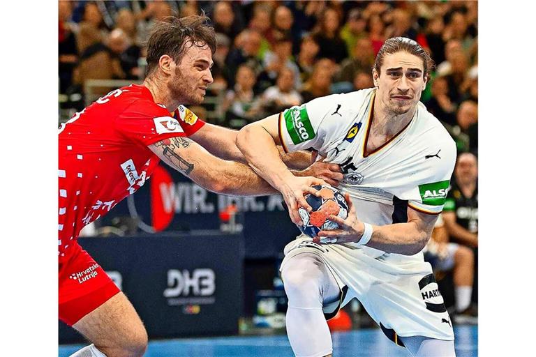 Juri Knorr (re.) gibt für die Handball-EM in Dänemark das Halbfinale als Minimalziel aus.
