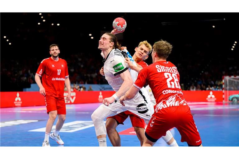 Juri Knorr sicherte den deutschen Handballern gegen die Schweiz in letzter Sekunde ein Remis.