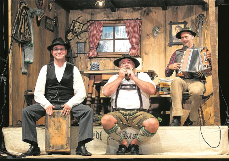 Juri Lex, Toni Bartl und Daniel Neuner (von links) machen nicht nur gerne Musik, sie haben auch ein Faible dafür, alles, was nicht niet- und nagelfest ist, zu Instrumenten umzufunktionieren. Foto: J. Fiedler