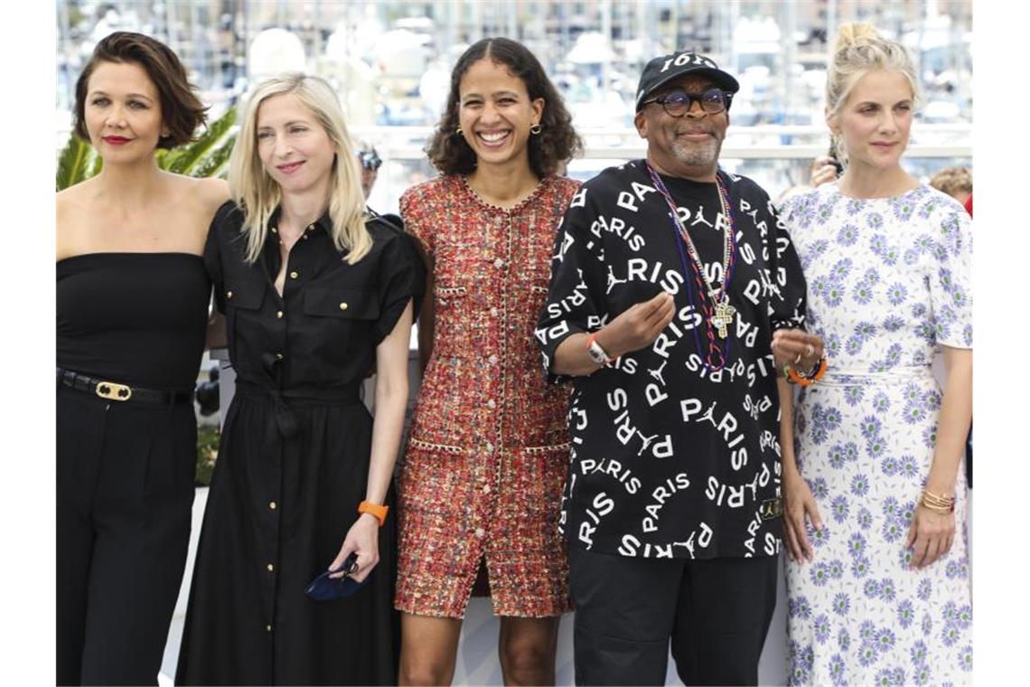 Stars und roter Teppich: Filmfestival Cannes gestartet Jury-Präsident Spike Lee mit den Jurymitgliedern Maggie Gyllenhaal (l-r) Jessica Hausner, Mati Diop und Melanie Laurent. Foto: Vianney Le Caer/Invision/AP/dpa