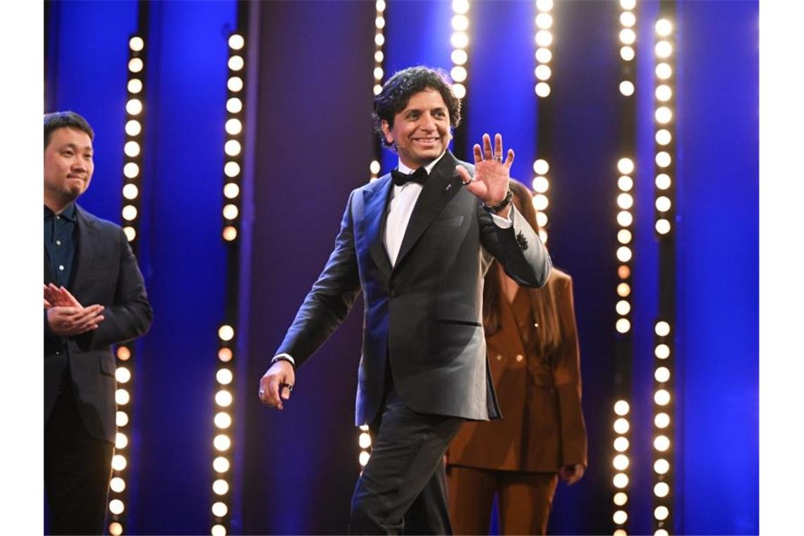 Berlinale beginnt mit einem großen Fragezeichen Jurypräsident M. Night Shyamalan kommt auf die Bühne. Foto: Monika Skolimowska/dpa