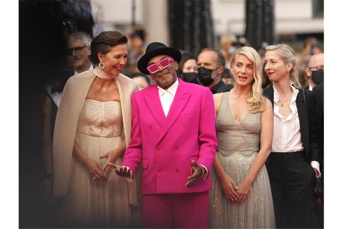 Jurypräsident Spike Lee ist nicht zu übersehen. Er kommt mit den Jurymitgliedern Maggie Gyllenhaal (l-r), Melanie Laurent und Jessica Hausner zur Eröffnungsfeier. Foto: Brynn Anderson/AP/dpa