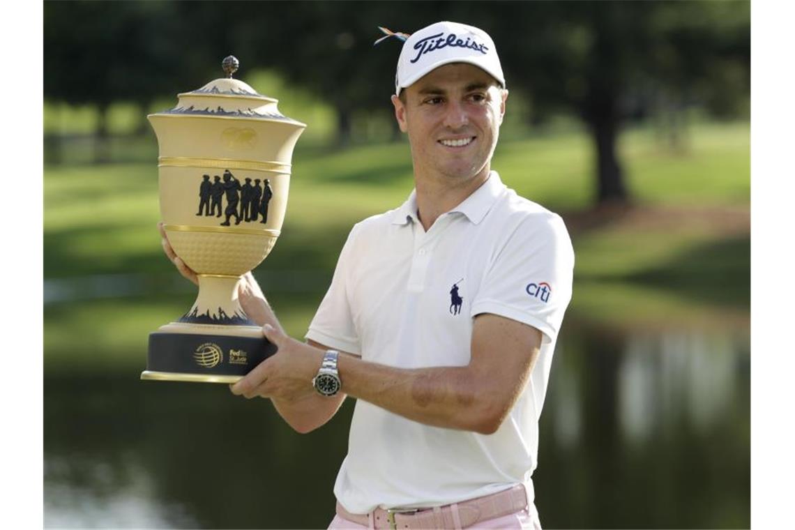 Justin Thomas triumphiert bei World Golf Championships Justin Thomas aus den USA freut sich über seinen Sieg. Foto: Mark Humphrey/AP/dpa