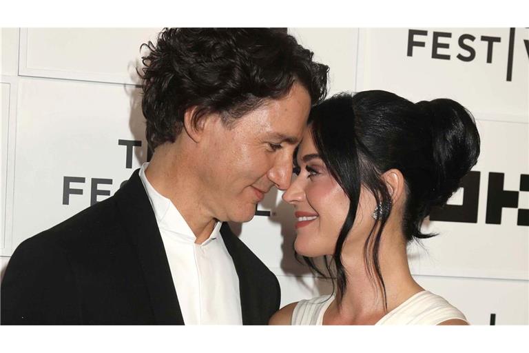 Justin Trudeau (l), ehemaliger kanadischer Premierminister, und US-Popstar Katy Perry kommen zur Premiere des Konzertfilms "Katy Perry: The Lifetimes Tour - Live from Paris".