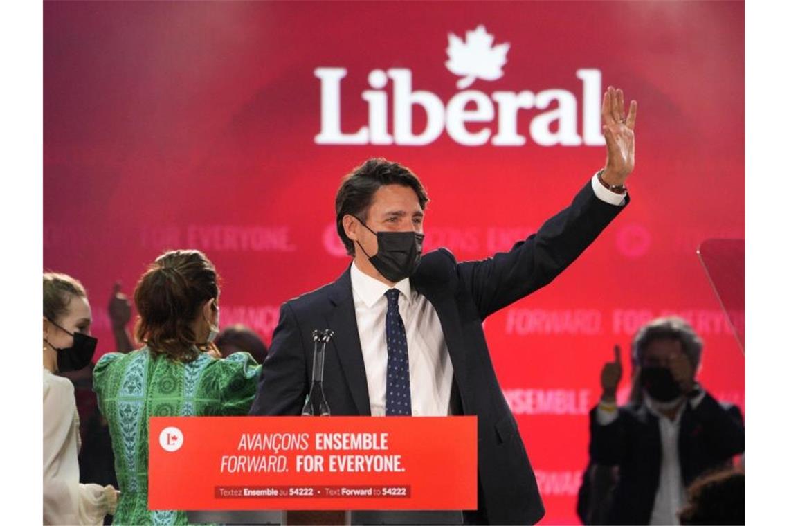 Justin Trudeau (M), Premierminister von Kanada und Parteivorsitzender der Liberalen Partei, begrüßt seine Anhänger vor seiner Rede in der Wahlkampfzentrale der Partei. Foto: Paul Chiasson/The Canadian Press/AP/dpa