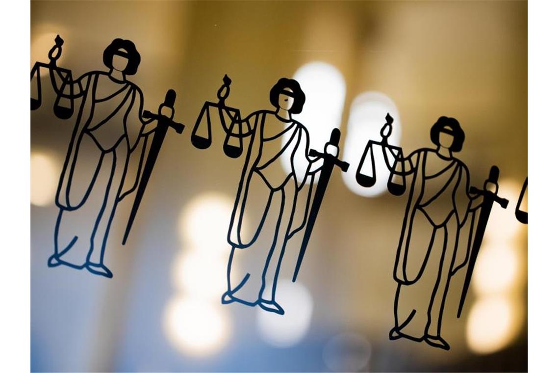 Justitia-Abbildungen sind an einer Scheibe zu sehen. Foto: Rolf Vennenbernd/dpa/Archivbild