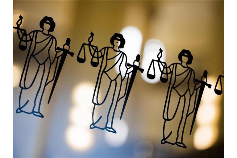 Justitia-Abbildungen sind zu sehen. Foto: Rolf Vennenbernd/dpa/Archivbild