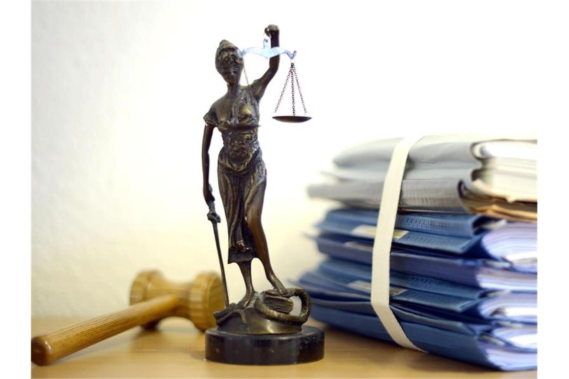 „Schreie in der Nacht“: Prozess um Gruppenvergewaltigung Justitia mit Holzhammer und Aktenstapel. Foto: Volker Hartmann/Archivbild