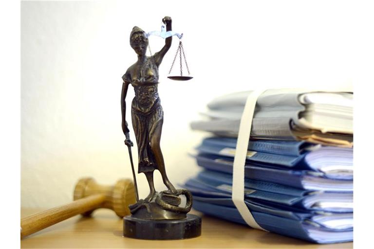 Justitia mit Holzhammer und Aktenstapel. Foto: Volker Hartmann/Archivbild