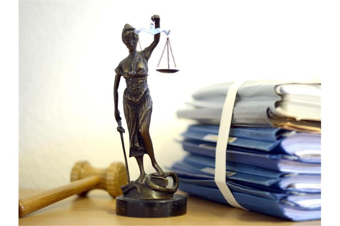 Ilvesheimer Bankräuber: Lange Haft und Sicherungsverwahrung Justitia mit Holzhammer und Aktenstapel. Foto: Volker Hartmann/dpa/Symbolbild