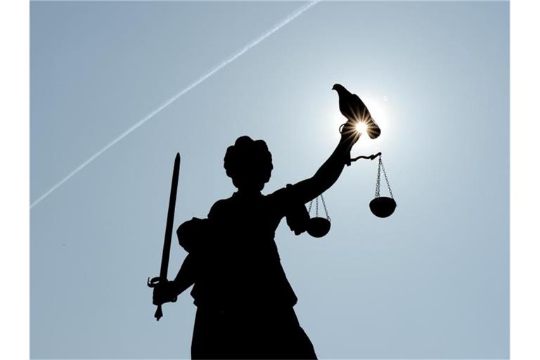 Justitia mit Sonne und Taube. Foto: Arne Dedert/Archivbild