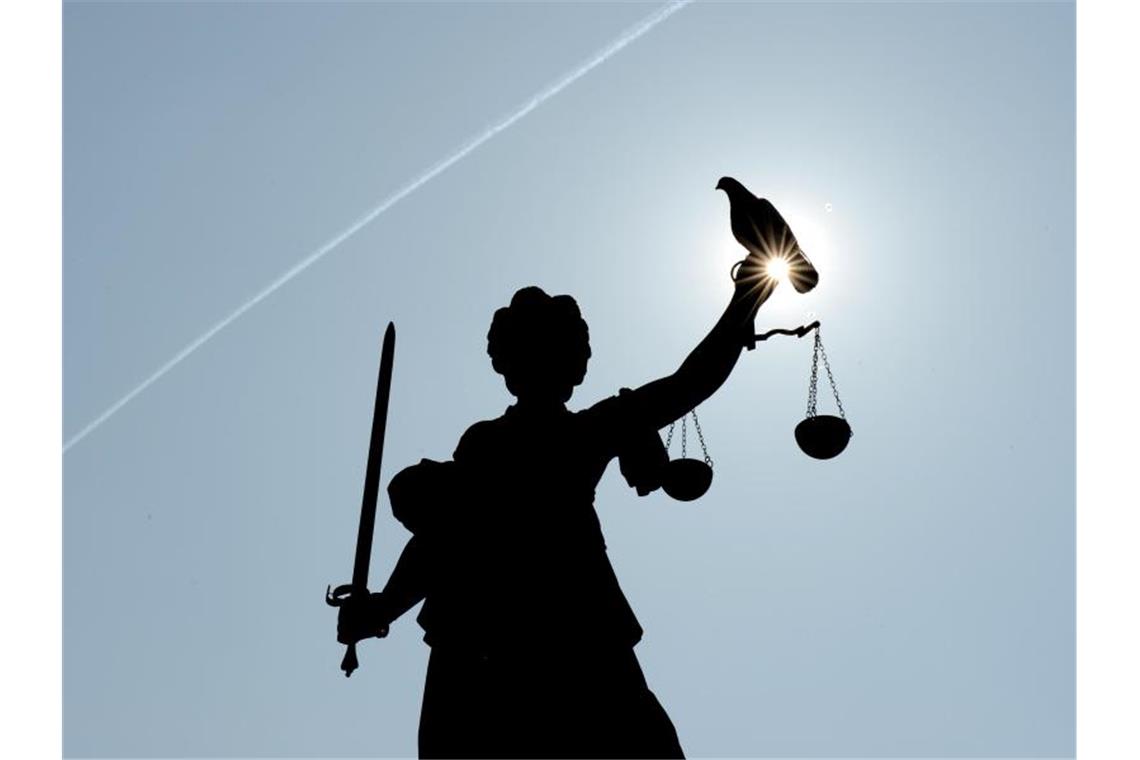 Urteil gegen Pflegerin wegen Vergewaltigung erwartet Justitia mit Sonne und Taube. Foto: Arne Dedert/dpa