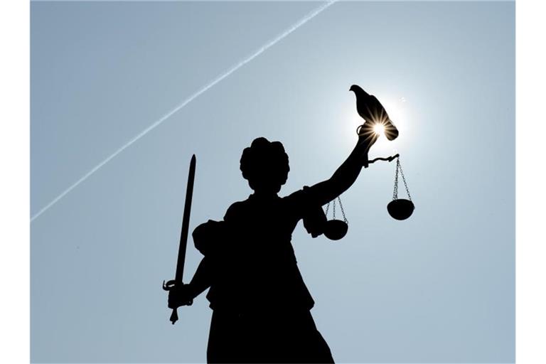 Justitia mit Sonne und Taube. Foto: Arne Dedert/dpa/Symbolbild
