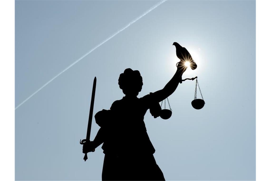 Urteil: Mann wegen geplanter Vergewaltigung in Psychiatrie Justitia mit Sonne und Taube. Foto: Arne Dedert/dpa/Symbolbild