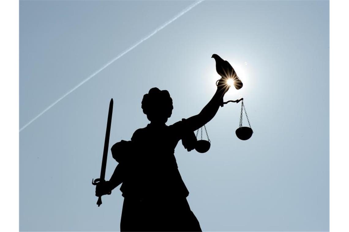 Justitia mit Taube. Foto: Arne Dedert/Archivbild