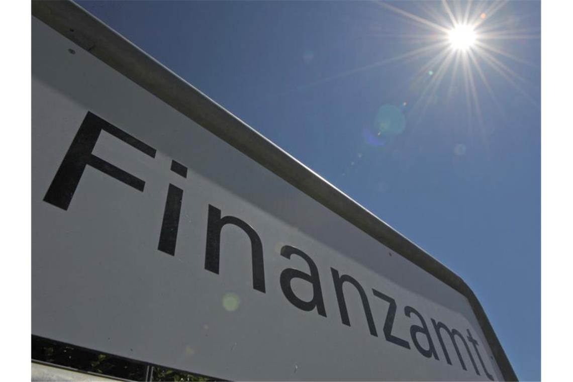 Bundesweite Steuer-Razzia nach „Panama Papers“-Auswertung Justiz und Steuerbehörden beschuldigen acht Privatleute, über eine frühere Tochtergesellschaft der Deutschen Bank Briefkastenfirmen in Steueroasen gegründet und so Geld am deutschen Fiskus vorbeigeschleust zu haben. Foto: Patrick Seeger/Illustration