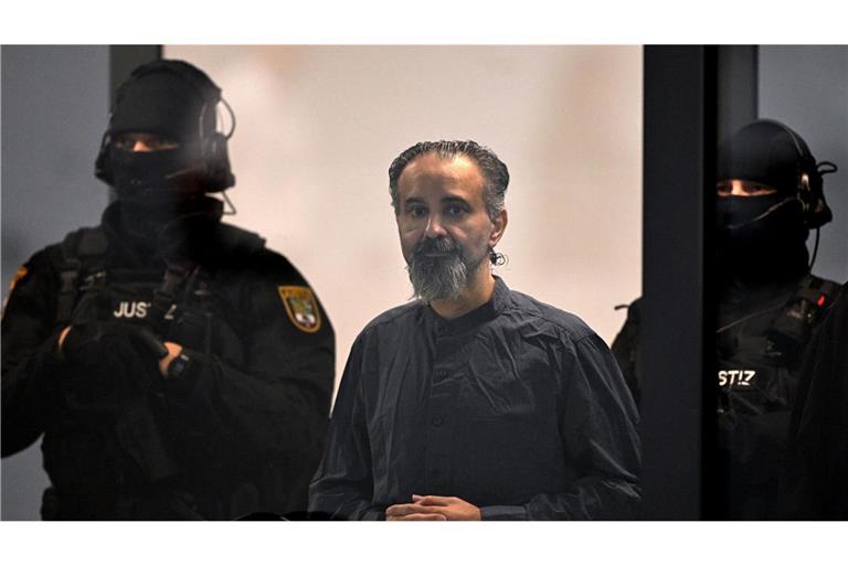 Justizbeamte führen den Angeklagten Taleb al-Abdulmohsen zum Gerichtssaal.