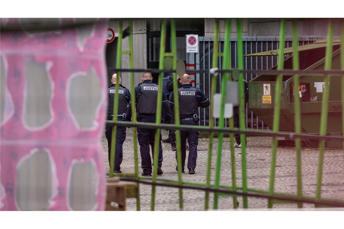 Nach Schüssen vor Gericht soll eine Frau zum Haftrichter Justizbeamte stehen im Innenhof des Amtsgerichts Bielefeld. Dort in der Nähe fielen am Mittwoch Schüsse. (Archivbild)