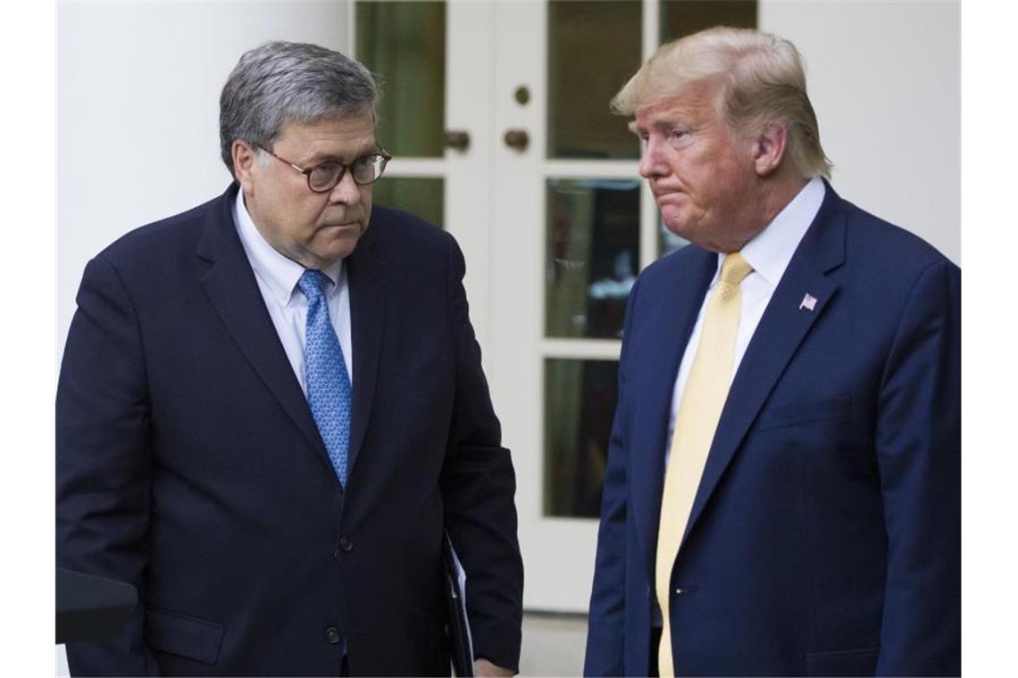 Justizminister William Barr und Präsident Trump stehen vor dem Weißen Haus. Foto: Alex Brandon/AP/dpa