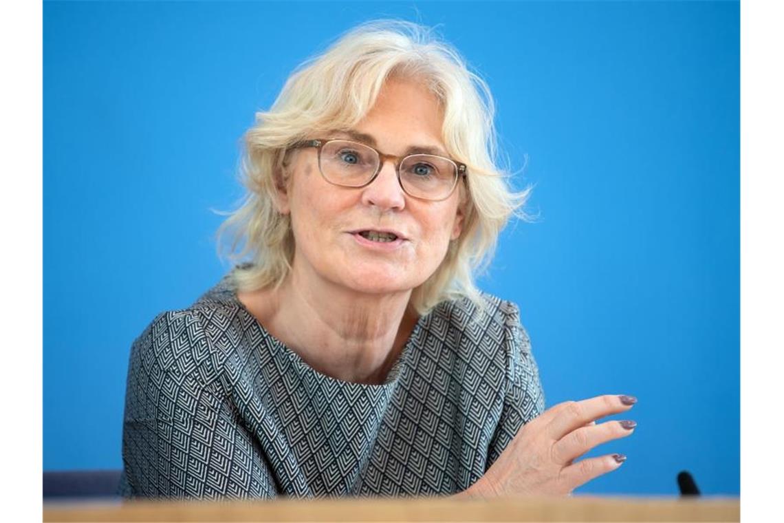 Justizministerin Lambrecht fordert von den Ländern, die Verhältnismäßigkeit der Maskenpflicht zu prüfen. Foto: Bernd von Jutrczenka/dpa