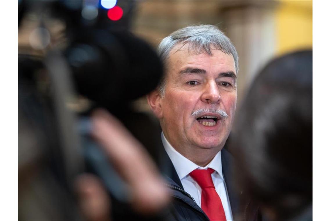 Gütliche Einigung zwischen Justizopfer Mollath und Bayern Justizopfer Gustl Mollath einigt sich mit dem Freistaat Bayern. Foto: Peter Kneffel/dpa