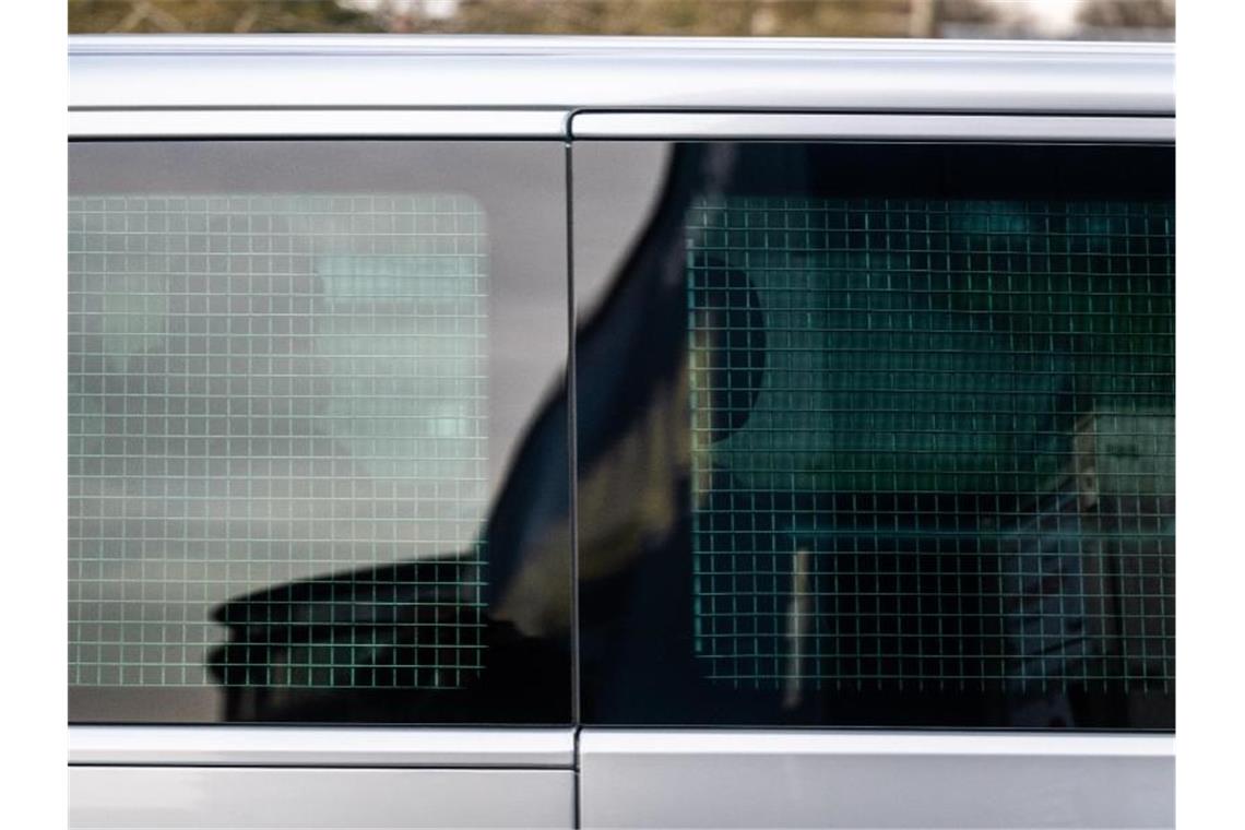 Serienmörder als Zeuge - Im Rückblick bleibt das Grauen Justizvollzugsbeamte fahren den verurteilten Ex-Krankenpfleger Niels Högel (l) zum Prozess in die Weser-Ems-Hallen. Foto: Mohssen Assanimoghaddam/dpa