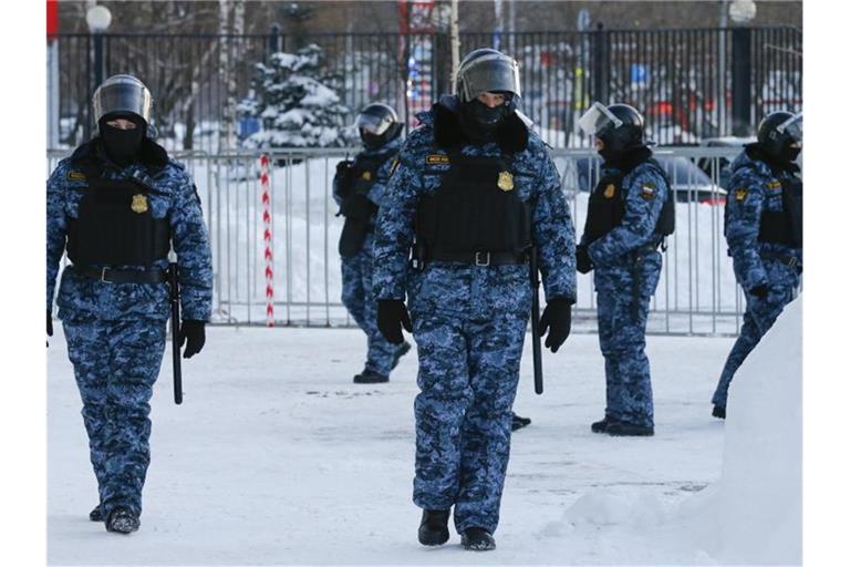 Justizvollzugsbeamte vor dem Bezirksgericht Babuschkinskij in Moskau. Dem Kremlgegner Nawalny droht nach seiner Verurteilung zu mehreren Jahren Straflager nun noch eine Strafe wegen Diffamierung eines Veteranen des Zweiten Weltkriegs. Foto: Alexander Zemlianichenko/AP/dpa