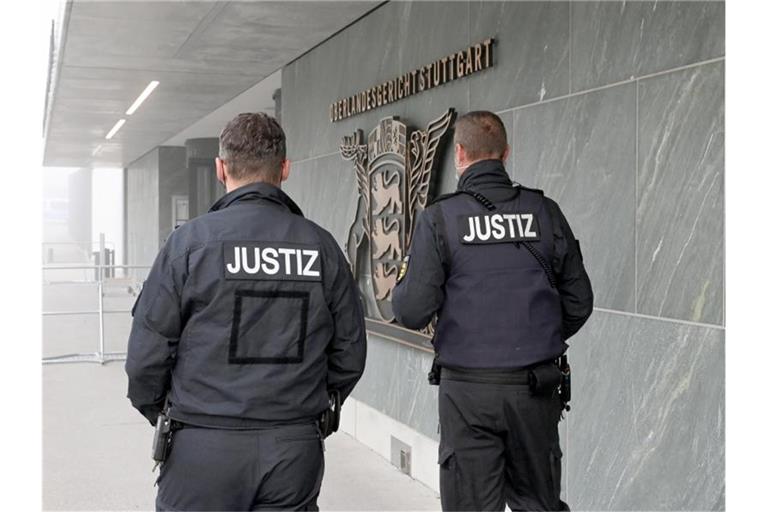 Justizwachtmeister sichern den Eingangsbereich des Oberlandesgerichts in Stuttgart-Stammheim. Foto: Bernd Weißbrod/dpa
