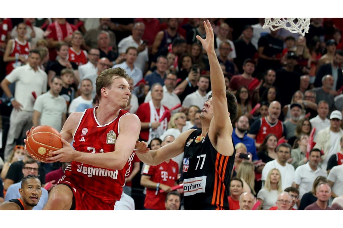 Bier, Zigarren, Veilchen: Bayern feiern Basketball-Triumph Justus Hollatz (links) und Ben Saraf kämpfen um den Ball.