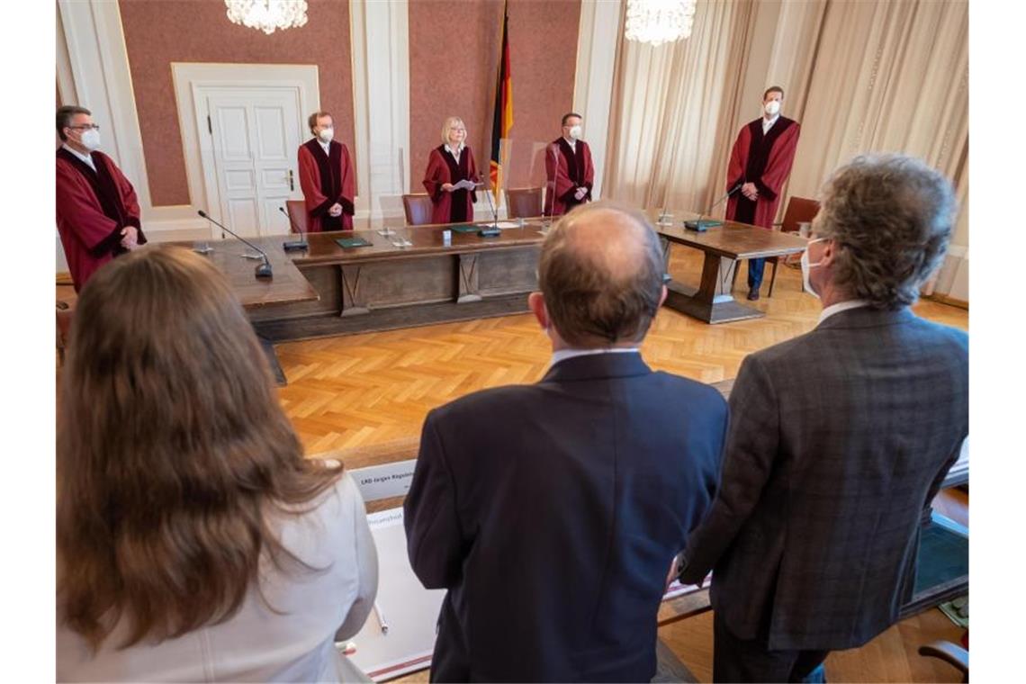 Bundesfinanzhof weist Rentensteuerklage ab Jutta Förster (M), vorsitzende Richterin am Bundesfinanzhof, steht an ihrem Platz. Foto: Peter Kneffel/dpa