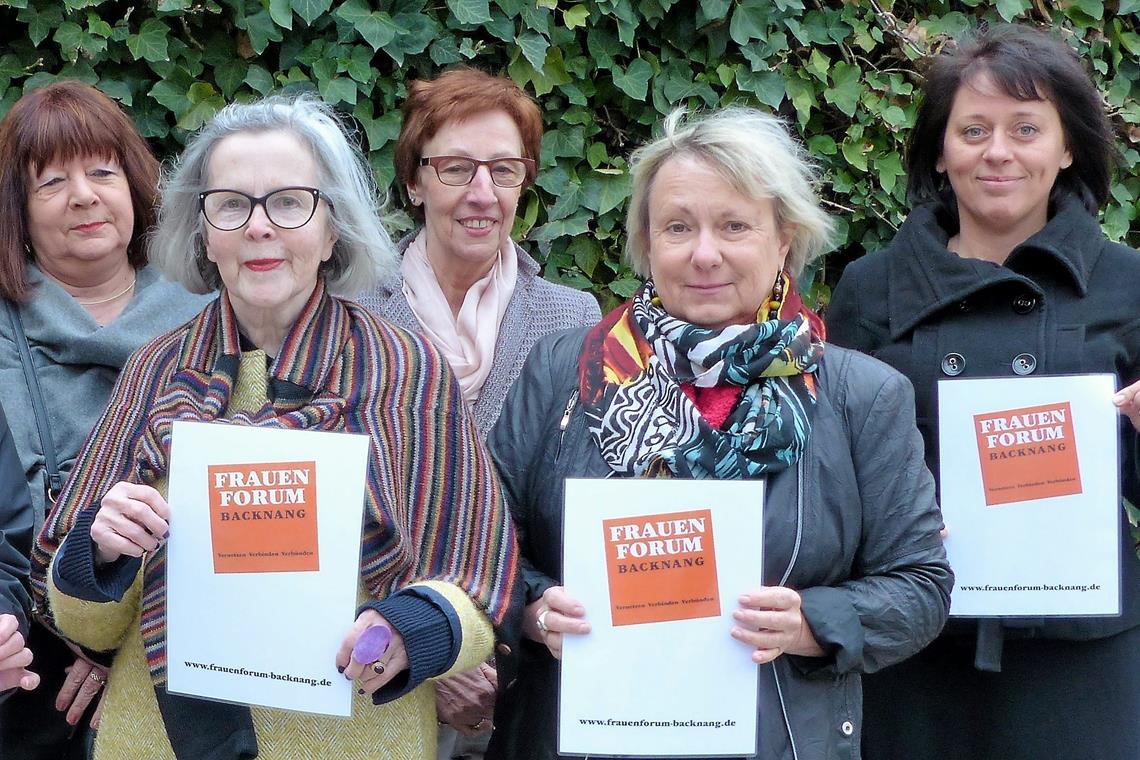 Zu diesen Frauen schauen wir auf Jutta Rieger-Ehrmann (zweite von rechts) ist die Vorsitzende des Frauen-Forums in Backnang. Fotos: privat