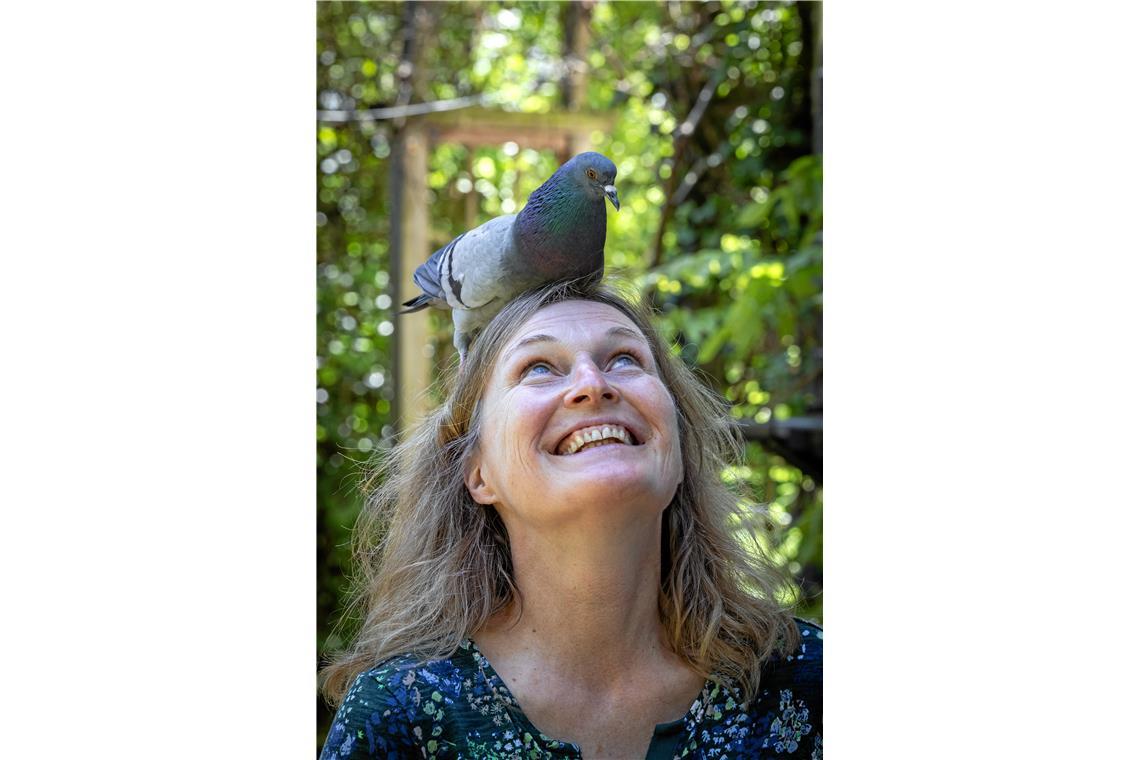 Jutta Schopf mit ihrer Taube, die sie großgezogen hat, nachdem sie in einem Stut...