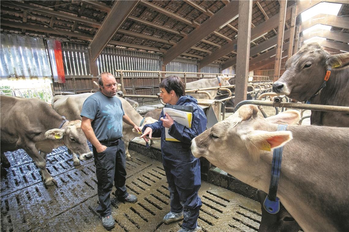 Jutta Wilhelm erkundigt sich bei Landwirt Harald Wurst, wie oft der Stall entmistet wird. Ihre Checkliste hat sie immer dabei.  Fotos: A. Becher