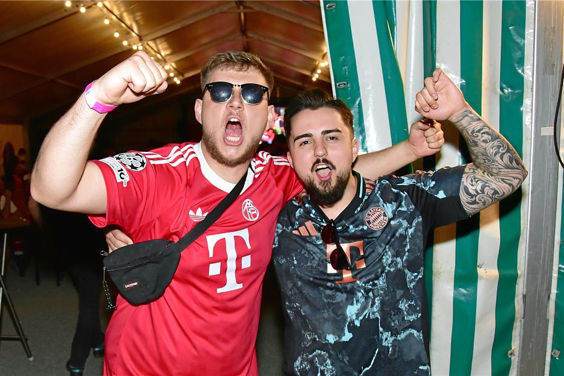 Juuubeeeel! Am Ende können die Bayern-Fans den Pokalsieg bejubeln. Die Ebersberg...