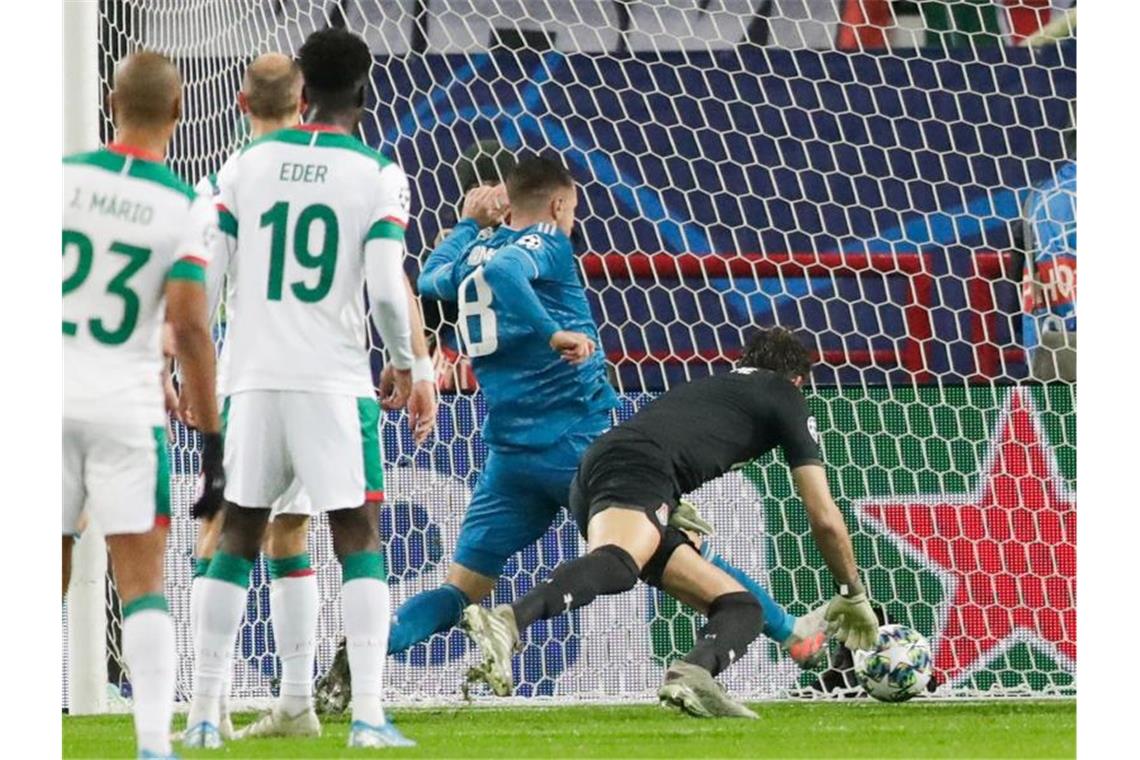 Tuchel-Club PSG und Juventus erreichen Achtelfinale Juve-Spieler Aaron Ramsey (M) erzielt an Moskaus Torwart Guilherme (r) vorbei das erste Tor für sein Team. Foto: Pavel Golovkin/AP/dpa