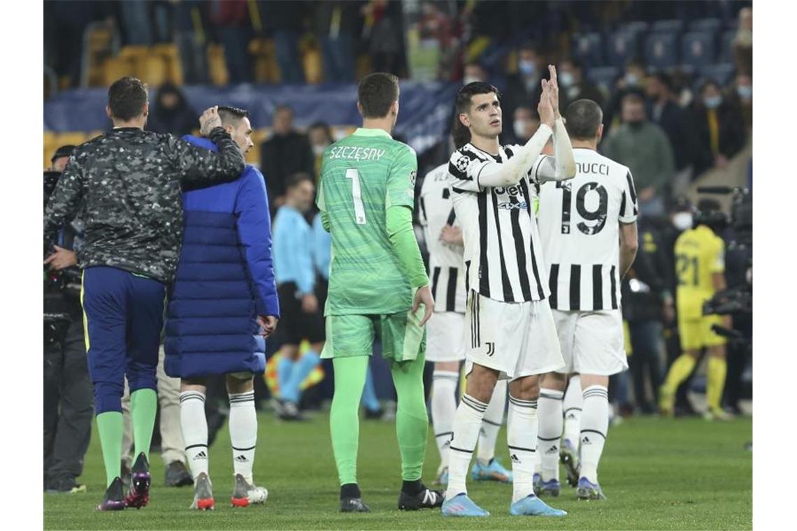 Ärger und Frust nach Juve-Blamage: „Keine Qualität“ Juves Alvaro Morata bedankt sich am Ende des Spiels bei den Fans für deren Unterstützung. Foto: Alberto Saiz/AP/dpa