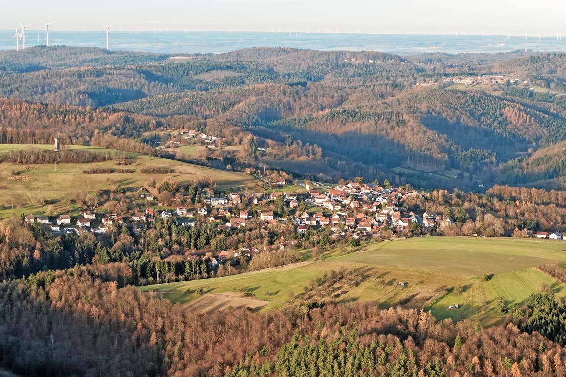 Jux aus rund 260 Metern Höhe, der Gesamthöhe der Windkraftanlagen, von der Position der geplanten Anlage sechs aus aufgenommen: Das Bild soll veranschaulichen, welche Punkte sich für eine weitere Messung der Schallbelastung eignen. Foto: Gemeinde Spiegelberg