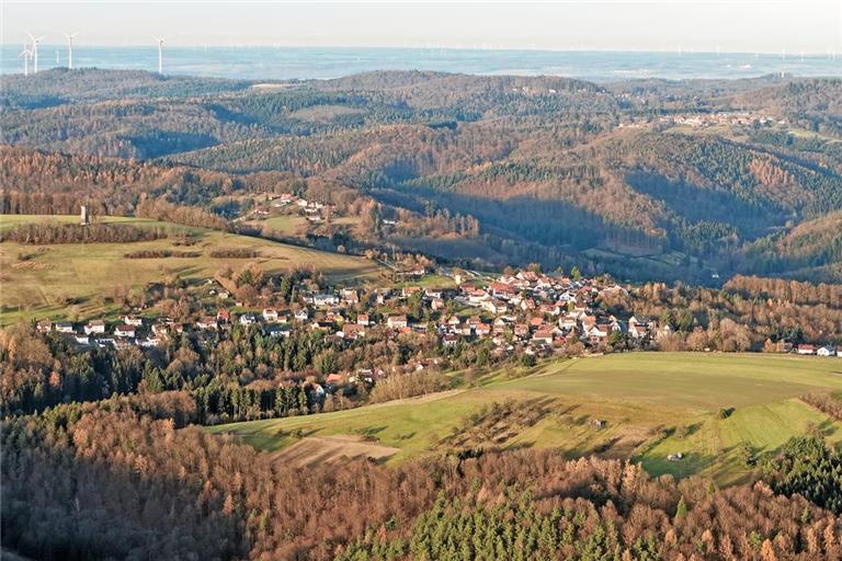 Jux aus rund 260 Metern Höhe, der Gesamthöhe der Windkraftanlagen, von der Position der geplanten Anlage sechs aus aufgenommen: Das Bild soll veranschaulichen, welche Punkte sich für eine weitere Messung der Schallbelastung eignen. Foto: Gemeinde Spiegelberg