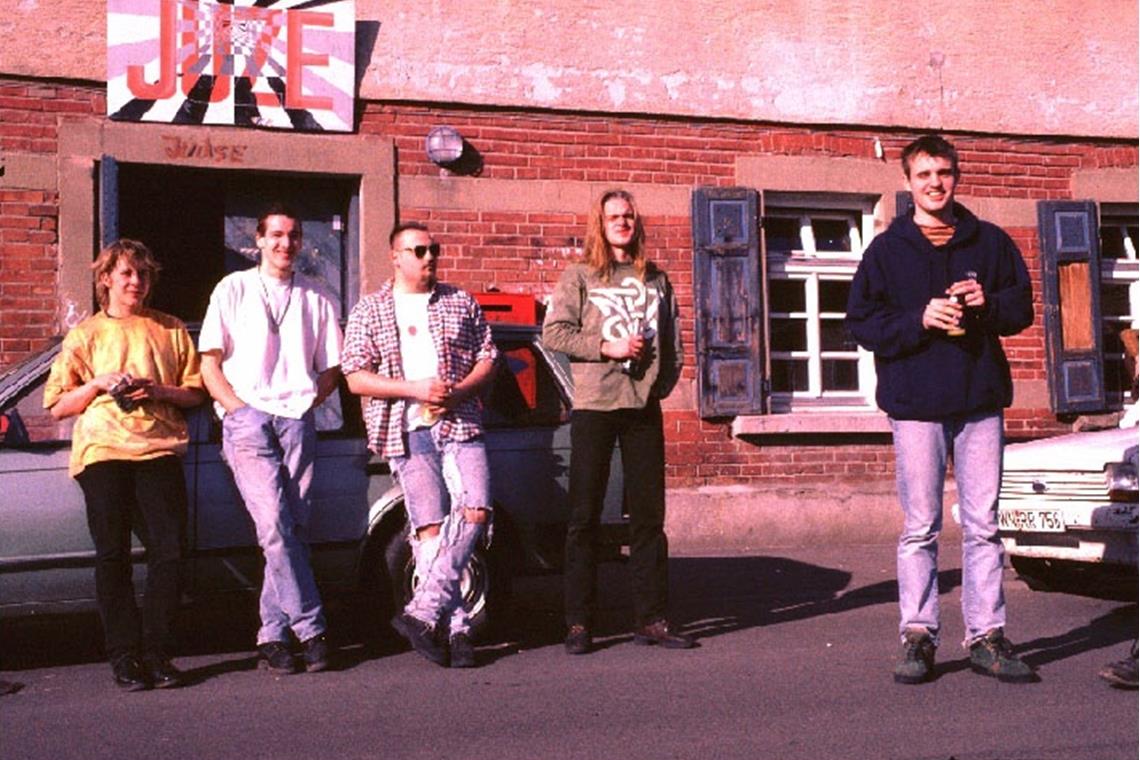 Juze-Besucher im Jahre 1995 vor dem Domizil in der Mühlstraße 3.