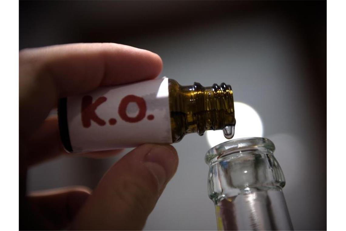 Ausgeknockt nach einem Drink: Verbrechen mit K.-o.-Tropfen K.-O.-Tropfen sind geruchs- und geschmacksneutral. Foto: Nicolas Armer