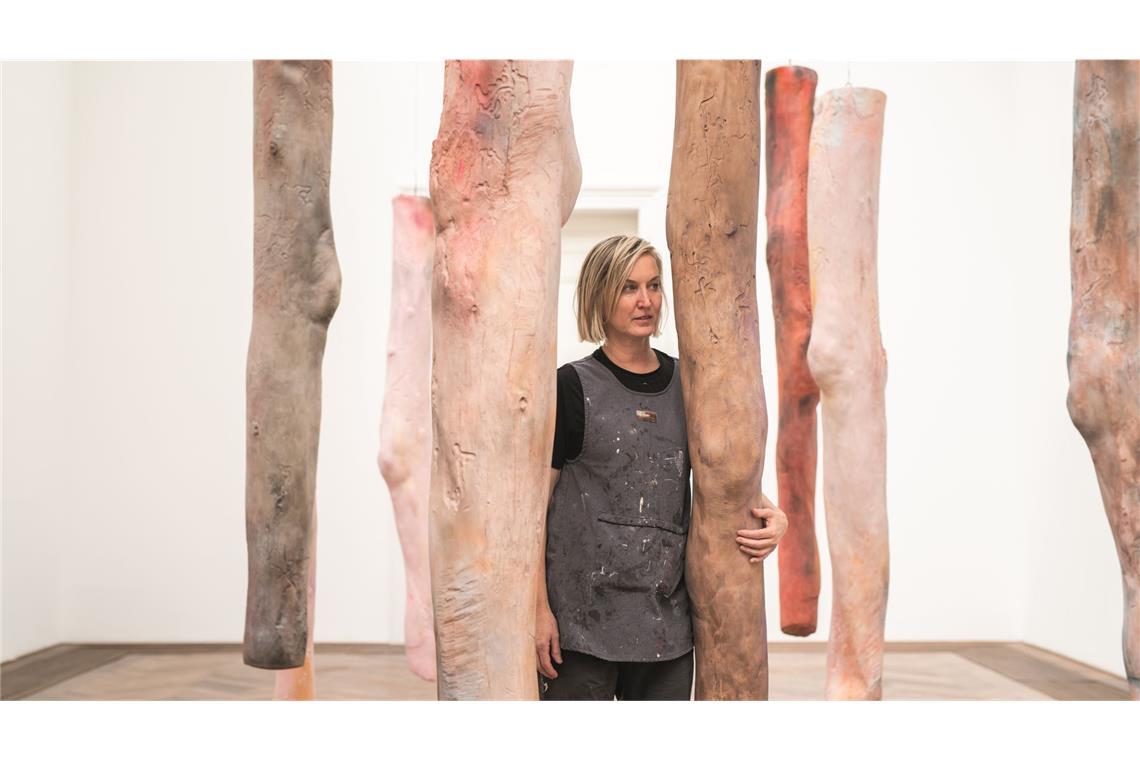 Kaari Upson 2019 zwischen den Abgüssen der Beine ihrer Mutter. Zwei Jahre später starb die Künstlerin.