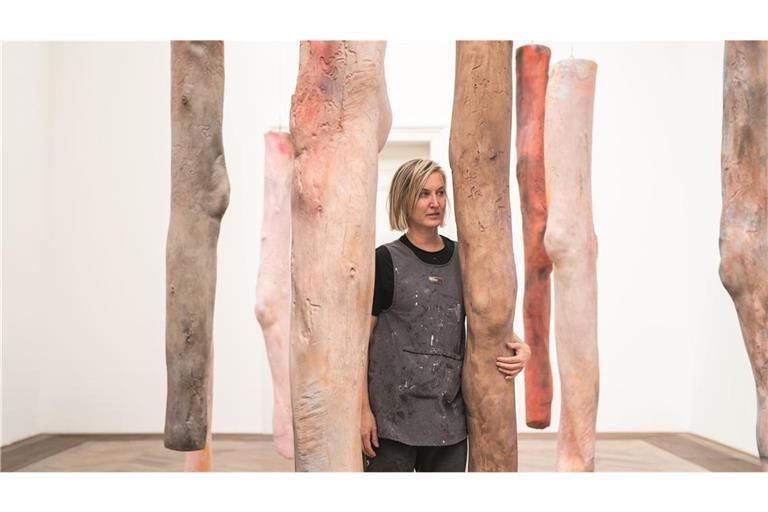 Kaari Upson 2019 zwischen den Abgüssen der Beine ihrer Mutter. Zwei Jahre später starb die Künstlerin.