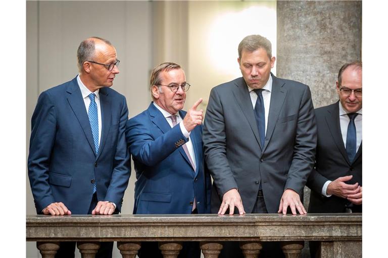 Kabinettsitzung im Verteidigungsministerium am 27.08.2025: Bundeskanzler Friedrich Merz (CDU,l.) trifft sich mit dem Bundeskabinett, darunter Verteidigungsminister Boris Pistorius (2.v.l.).