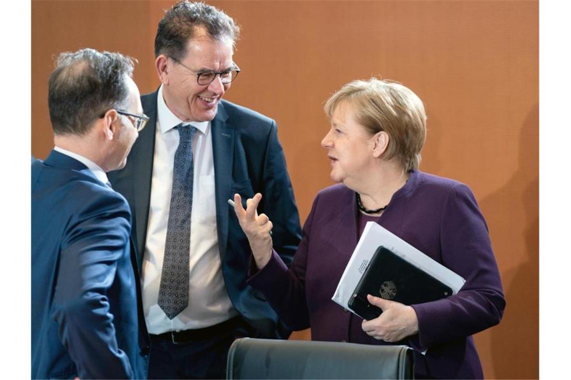 Regierung beschließt Kohle-Aus bis 2038 Kabinettssitzung in Berlin mit Bundeskanzlerin Angela Merkel, Außenminister Heiko Maas (l) und Entwicklungsminister Gerd Müller. Foto: Kay Nietfeld/dpa