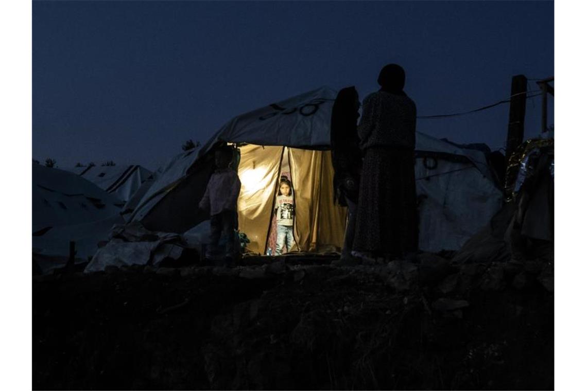 Flüchtlinge im Mittelmeer: Griechenland wieder im Fokus Kälte und Dunkelheit: Ein Kind steht im Eingang eines Zeltes im Flüchtlingslager Moria auf der griechischen Insel Lesbos. Foto: Angelos Tzortzinis/dpa