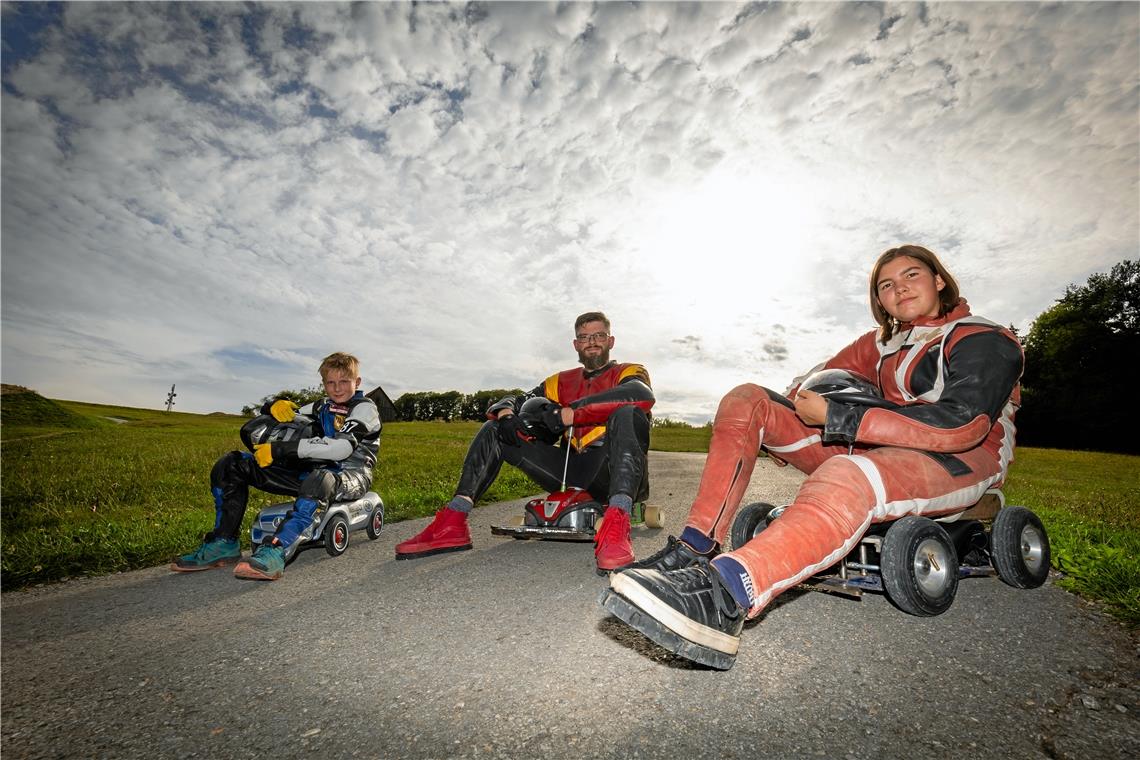 Deutsche BIG-Bobby-Car-Meisterschaft beim Bikepark in Großerlach Kämpfen am Wochenende um Punkte (von links): Matteo Amend (9, startet in der Kinderklasse), Steffen Lindemann (38, Profiklasse) und Cleo Lindemann (14, Jugendklasse).